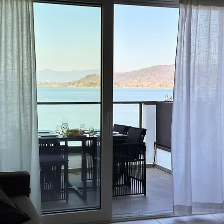 アパート Aquavista - Panoramic Lakefront Penthouses With Pool カステッレット・ソプラ・ティチーノ