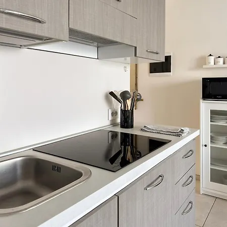 Aquavista - Panoramic Lakefront Penthouses With Pool