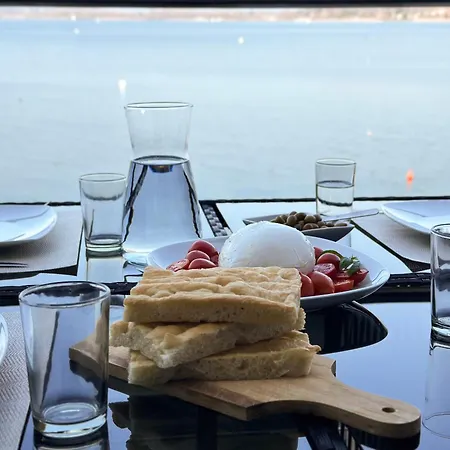 Aquavista - Panoramic Lakefront Penthouses With Pool *