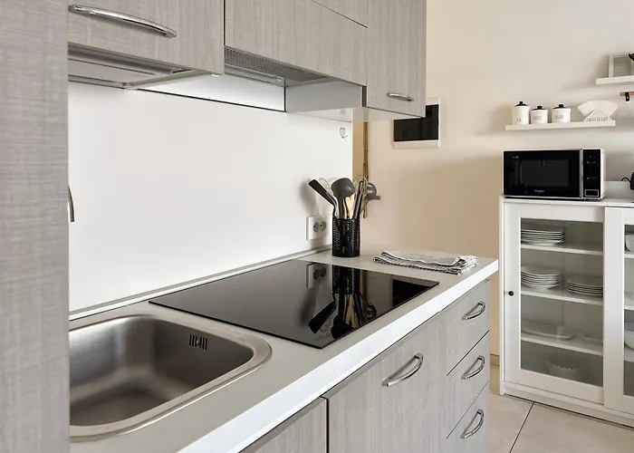 Aquavista - Panoramic Lakefront Penthouses With Pool